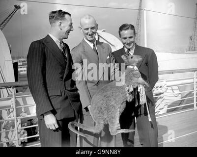 Das australische Rugby-Team kommt in England an. (l-r) Bill McLean (Kapitän), Arnold Tancred (Manager), Trevor Allan (stellvertretender Kapitän) und Maskottchen „Wally“ Stockfoto