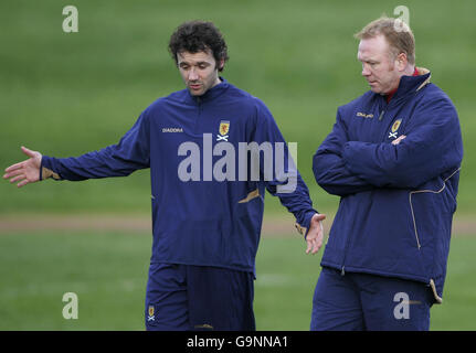 Alex McLeish (rechts), der neue Manager in Schottland, spricht mit Christian Dailly während einer Trainingseinheit im Hamilton Park, Girvan. Stockfoto