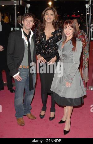 (Von links nach rechts) Ian Watkins, Shilpa Shetty und Lisa Scott Lee kommen zur Charity World Premiere of Music and Lyrics am Odeon Leicester Square im Zentrum von London an. Stockfoto
