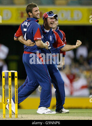 Der englische Liam Plunkett feiert mit Kapitän Michael Vaughan, nachdem er während der Commonwealth Bank Series im Gabba, Brisbane, Australien, das Dickicht des neuseeländischen Jacob Oram gewonnen hat. Stockfoto