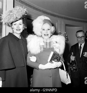 Die Gräfin von Dartmouth (links) und ihre Mutter, Romantikerin Barbara Cartland, beim Mittagessen anlässlich der Veröffentlichung der Autobiographie von Dartmouth 'We Danced All Night' im Dorchester, Park Lane London. Stockfoto