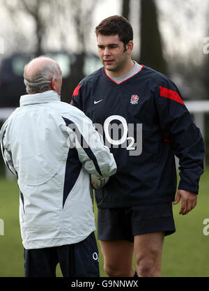 Nick Easter spricht mit Brian Ashton während eines England-Trainings an der Bath University. Stockfoto