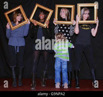 Mitglieder von All Saints (von links nach rechts), wie z. B. Melie Blatt, Shaznay Lewis, Nicole Appleton und Natalie Appleton, halten Bilderrahmen bereit, während Nicole's Sohn Gene bei einem Studioevent im Norden Londons Zuflucht sucht, um Cancer Research UK's Sound and Vision 2007 hervorzuheben. Stockfoto