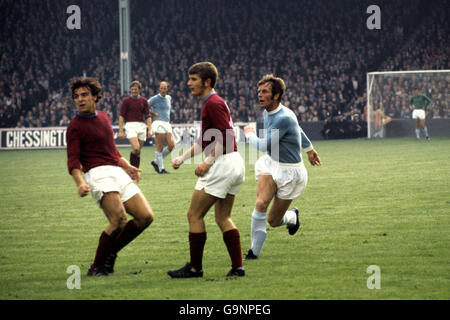 Fußball - League Division One - Manchester City / Burnley - Maine Road. Mick Docherty von Burnley (c) und Alan Oakes von Manchester City (r) Stockfoto