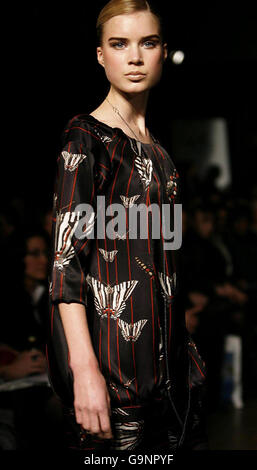 Ein Model auf dem Laufsteg trägt eine Kreation aus der Herbst/Winter 2007 Kollektion von Erdem während der London Fashion Week im London House, Holborn. Stockfoto
