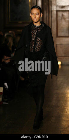Ein Model auf dem Laufsteg trägt eine Kreation aus der Herbst/Winter 2007 Kollektion von Erdem während der London Fashion Week im London House, Holborn. Stockfoto