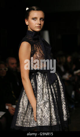 Ein Model auf dem Laufsteg trägt eine Kreation aus der Herbst/Winter 2007 Kollektion von Erdem während der London Fashion Week im London House, Holborn. Stockfoto