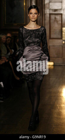 Ein Model auf dem Laufsteg trägt eine Kreation aus der Herbst/Winter 2007 Kollektion von Erdem während der London Fashion Week im London House, Holborn. Stockfoto