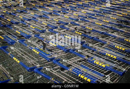 Generisches Bild von Trolleys bei Ikea in Edmonton, London. Stockfoto