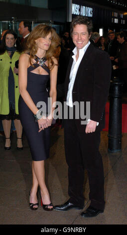 Hugh Grant und seine Freundin Jemima Khan bei der Charity-Weltpremiere von Musik und Texten am Odeon Leicester Square im Zentrum von London. Stockfoto