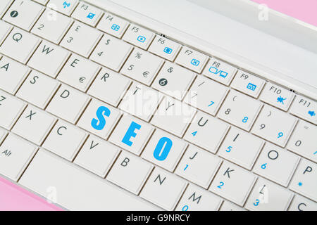 "SEO" Tasten auf einer weißen und rosa Laptoptastatur Stockfoto