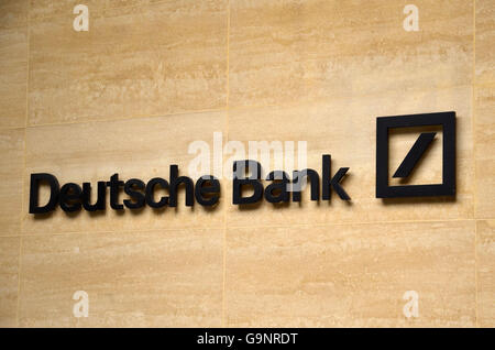 Ein Zeichen und das Logo der Deutschen Bank in Great Winchester Street in der City of London Stockfoto