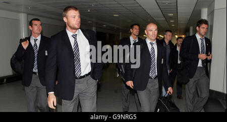 Cricket - Ankunft der englischen Mannschaft - Heathrow. Englands Kapitän Andrew Flintoff (zweite links), Mal Loye, Sajid Mahmood, Paul Nixon und Liam Plunkett (rechts) kommen am Flughafen Heathrow an. Stockfoto