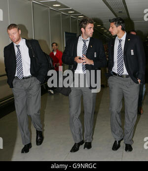 Cricket - Ankunft der englischen Mannschaft - Heathrow. Der englische Kapitän Andrew Flintoff (links), Liam Plunkett, und Sajid Mahmood kommen am Flughafen Heathrow an. Stockfoto