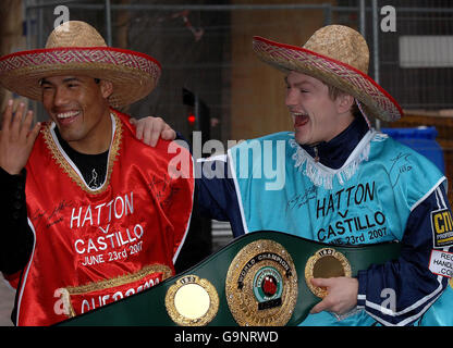 Ricky Hatton (rechts) und Jose Luis Castillo bei einer Pressekonferenz im 325 Casino, Manchester. Stockfoto