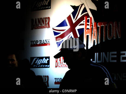 Ricky Hatton (rechts) und Jose Luis Castillo bei einer Pressekonferenz im 325 Casino, Manchester. Stockfoto