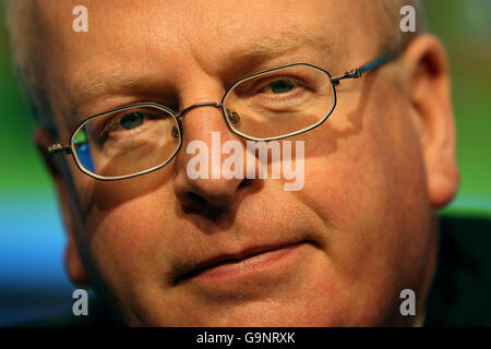 Tainaiste und Justizminister Michael McDowell beim Start der Regierungsformulierung zur Verfassungsänderung von Kindern im Pressezentrum der Regierung. Stockfoto