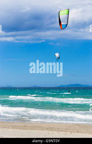 Kitesurfen an einem windigen Frühlingstag in Sardinien Stockfoto