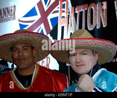 Ricky Hatton (rechts) und Jose Luis Castillo bei einer Pressekonferenz im 325 Casino, Manchester. Stockfoto