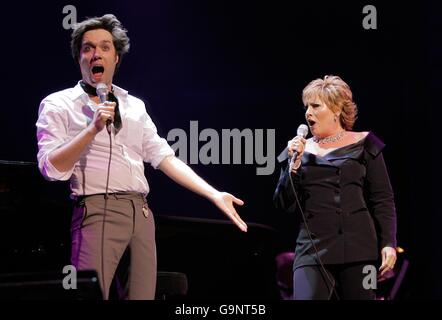 Rufus Wainwright spielt mit Lorna Luft (Tochter von Judy Garland) eine Wiederbelebung von Judy Garlands legendärem Carnegie Hall-Konzert im Londoner Palladium im Zentrum Londons. Stockfoto