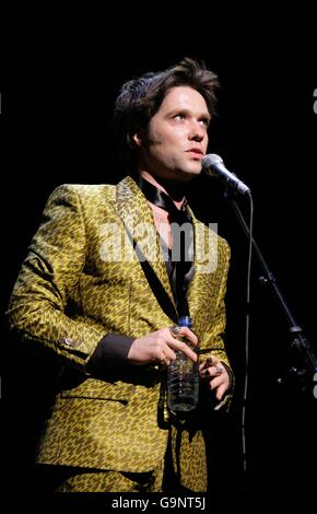 Rufus Wainwright spielt eine Wiederbelebung von Judy Garlands legendärem Konzert in der Carnegie Hall im Londoner Palladium im Zentrum Londons. Stockfoto