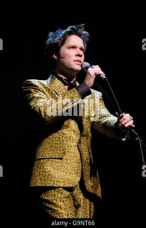 Rufus Wainwright spielt eine Wiederbelebung von Judy Garlands legendärem Konzert in der Carnegie Hall im Londoner Palladium im Zentrum Londons. Stockfoto