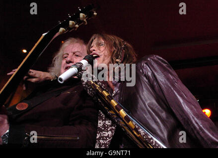 Steven Tyler (rechts) und Brad Whitford von Aerosmith spielen einen kleinen Gig, um die Hyde Park Calling-Konzertreihe (bei der die Band diesen Sommer die Headline spielen wird) im Hard Rock Cafe im Zentrum von London zu starten. Stockfoto