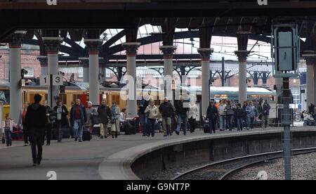 Die Passagiere laufen am Bahnsteig entlang, nachdem sie aus einem Zug am Bahnhof York aussteigen. Stockfoto