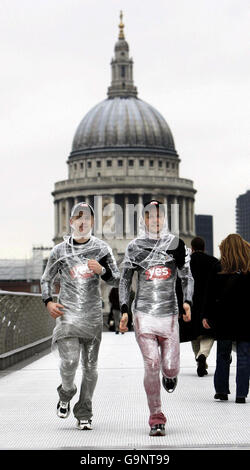 Beim Start der EarthFireIce-Kampagne zur globalen Erwärmung laufen die Marathonläufer Ed Stumpf (links) und Sean Cornwell (rechts) zur Vorbereitung auf den Sahara-Marathon über die Millennium Bridge. Stockfoto