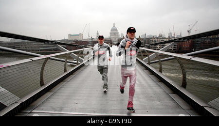 Beim Start der EarthFireIce-Kampagne zur globalen Erwärmung laufen die Marathonläufer Ed Stumpf (links) und Sean Cornwell (rechts) zur Vorbereitung auf den Sahara-Marathon über die Millennium Bridge. Sie planen, den Marathon in einem Clingfilm zu laufen, um zu zeigen, wie die Welt durch CO2-Emissionen erstickt wird. Stockfoto