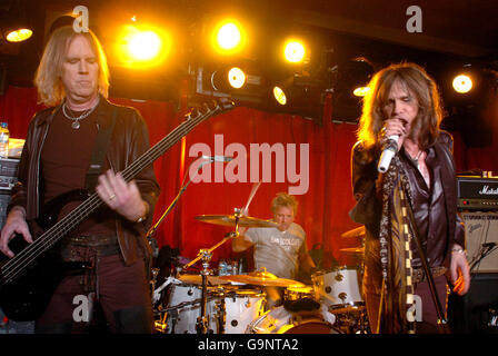 Aerosmith während ihres Gig, um die Hyde Park Calling Reihe von Konzerten (bei denen die Band in diesem Sommer Headline) im Hard Rock Cafe im Zentrum von London zu starten. Stockfoto