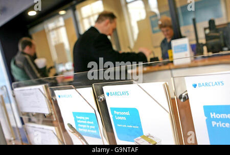 Ankündigung von Barclays. Gesamtansicht der Barclays Bank an der Whiteladies Road, Bristol. Stockfoto