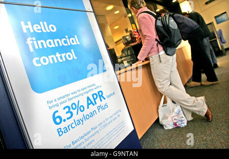 Gesamtansicht der Barclays Bank an der Whiteladies Road, Bristol. Stockfoto