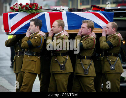 Der Sarg von Second Lieutenant Jonathan Bracho-Cooke, 24, dem 100. Britischen Mitglied der britischen Streitkräfte, die im Irak-Konflikt getötet wurden, kommt in der St. George's Church in Hove, East Sussex, an, wo sein Begräbnis stattfindet. Stockfoto