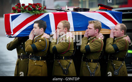 Der Sarg von Second Lieutenant Jonathan Bracho-Cooke, 24, dem 100. Britischen Mitglied der britischen Streitkräfte, die im Irak-Konflikt getötet wurden, kommt in der St. George's Church in Hove, East Sussex, an, wo sein Begräbnis stattfindet. Stockfoto