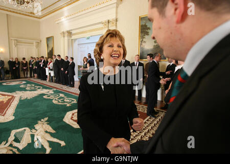 Irische Präsidentin Mary McAleese trifft Polizei Fußballer Stockfoto