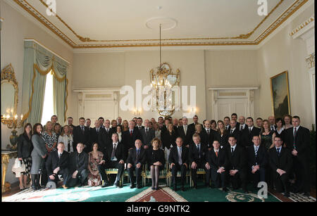 Spieler der Nationalmannschaft Police Service of Northern Ireland (PSNI) und der Fußballmannschaften Garda Siochana GAA mit der irischen Präsidentin Mary McAleese (Mitte) versammelten sich in Aras an Uachtarain, Dublin. Stockfoto