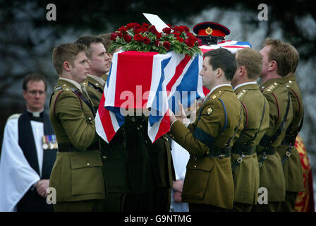 Der Sarg von Second Lieutenant Jonathan Bracho-Cooke, 24, dem 100. Britischen Mitglied der britischen Streitkräfte, die im Irak-Konflikt getötet wurden, kommt in der St. George's Church in Hove, East Sussex, an, wo sein Begräbnis stattfindet. Stockfoto