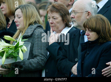 Die Familie des 24-jährigen Leutnants Jonathan Bracho-Cooke, des 100. Britischen Militärs, die im Irak-Konflikt ums Leben kamen, nimmt an seinem Begräbnis in der St. George's Church in Hove, East Sussex, Teil. Stockfoto