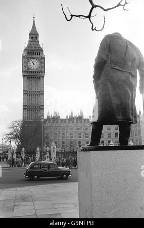 Die Statue von Sir Winston Churchill, auf dem Parliament Square gegenüber dem Parlamentsgebäude, als Abgeordnete nach der Invasion der Falklandinseln durch Argentinien in der Sitzung waren. Stockfoto