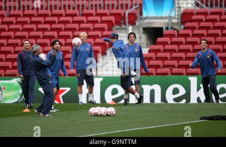 Fußball - UEFA Champions League - Barcelona / Liverpool - Liverpool Pressekonferenz und Training - Camp Nou. Ronaldinho aus Barcelona versucht einen Trick, während er mit seinen Teamkollegen trainiert Stockfoto