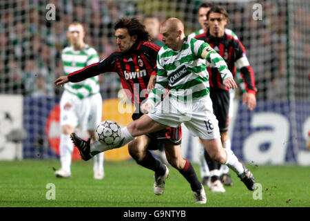 Neil Lennon von Celtic fordert Andrea Pirlo von AC Milan während der Champions League, der ersten K.O.-Runde und dem ersten Beinspiel in Celtic Park, Glasgow, heraus. Stockfoto