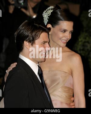 Tom Cruise und Katie Holmes kommen zur jährlichen Vanity Fair Party im Mortons Restaurant, Los Angeles. Stockfoto