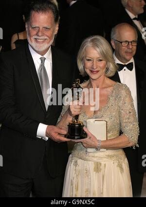 Helen Mirren und ihr Ehemann, Regisseur Taylor Hackford kommen zur jährlichen Vanity Fair Party im Mortons Restaurant, Los Angeles mit ihrem Preis für die beste Schauspielerin in einer Hauptrolle. Stockfoto