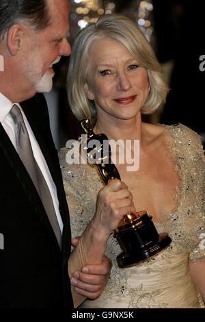 Helen Mirren und ihr Ehemann, Regisseur Taylor Hackford kommen zur jährlichen Vanity Fair Party im Mortons Restaurant, Los Angeles mit ihrem Preis für die beste Schauspielerin in einer Hauptrolle. Stockfoto