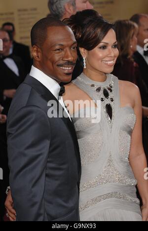 Eddie Murphy und seine Freundin Tracey Edmonds kommen für die 79. Academy Awards im Kodak Theatre, Los Angeles, an. Stockfoto