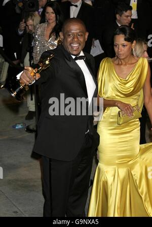 Forest Whitaker und seine Frau Keisha Whitaker kommen mit seiner Auszeichnung für den besten Darsteller bei der jährlichen Vanity Fair Party im Mortons Restaurant, Los Angeles an. Stockfoto