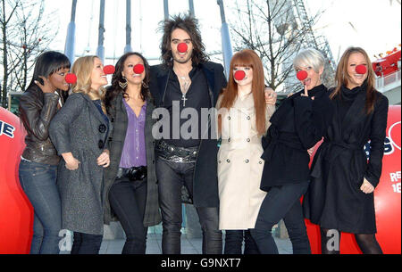 (Von links nach rechts) die Sugababes, Russell Brand und Girls sind während eines Fotoalles laut, um den Red Nose Day 2007 am London Eye im Zentrum von London zu starten. Stockfoto