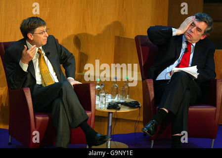 Microsoft-Gründer Bill Gates (links) und der britische Kanzler Gordon Brown veranstalten eine Frage- und Antwortsitzung beim Microsoft Government Leaders Forum Europe im schottischen Parlament in Edinburgh. Stockfoto