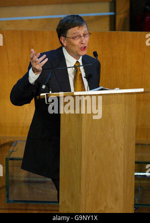 Microsoft-Gründer Bill Gates spricht beim Microsoft Government Leaders Forum Europe im schottischen Parlament in Edinburgh. Stockfoto